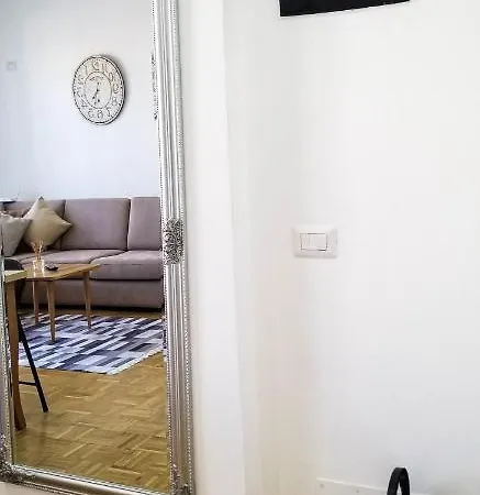 Center Cute And Comfy - Ajia Tirana