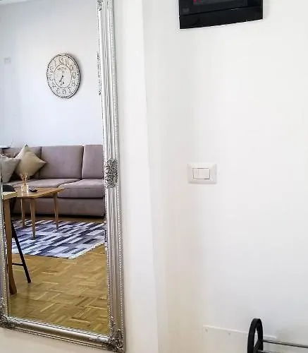 Center Cute And Comfy - Ajia Tirana